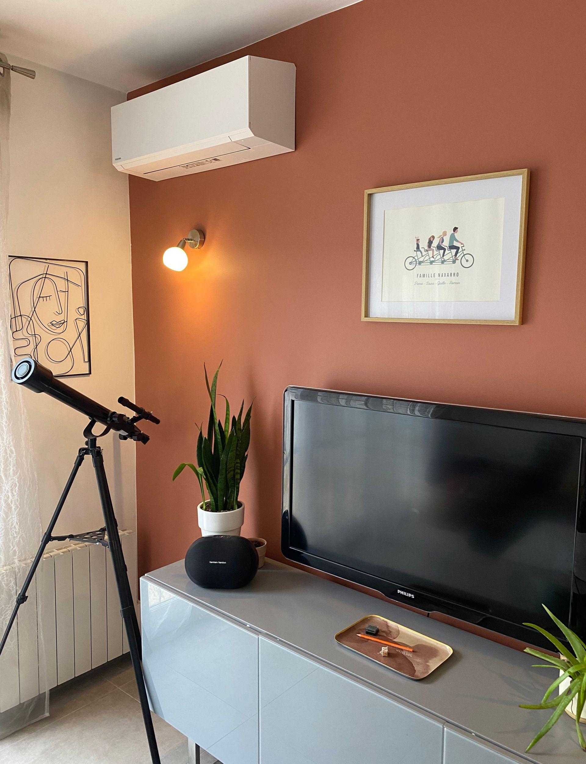 Un système de climatisation dans une chambre.