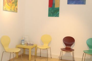 Zwei Menschen, am Tisch sitzend, planen oder beraten