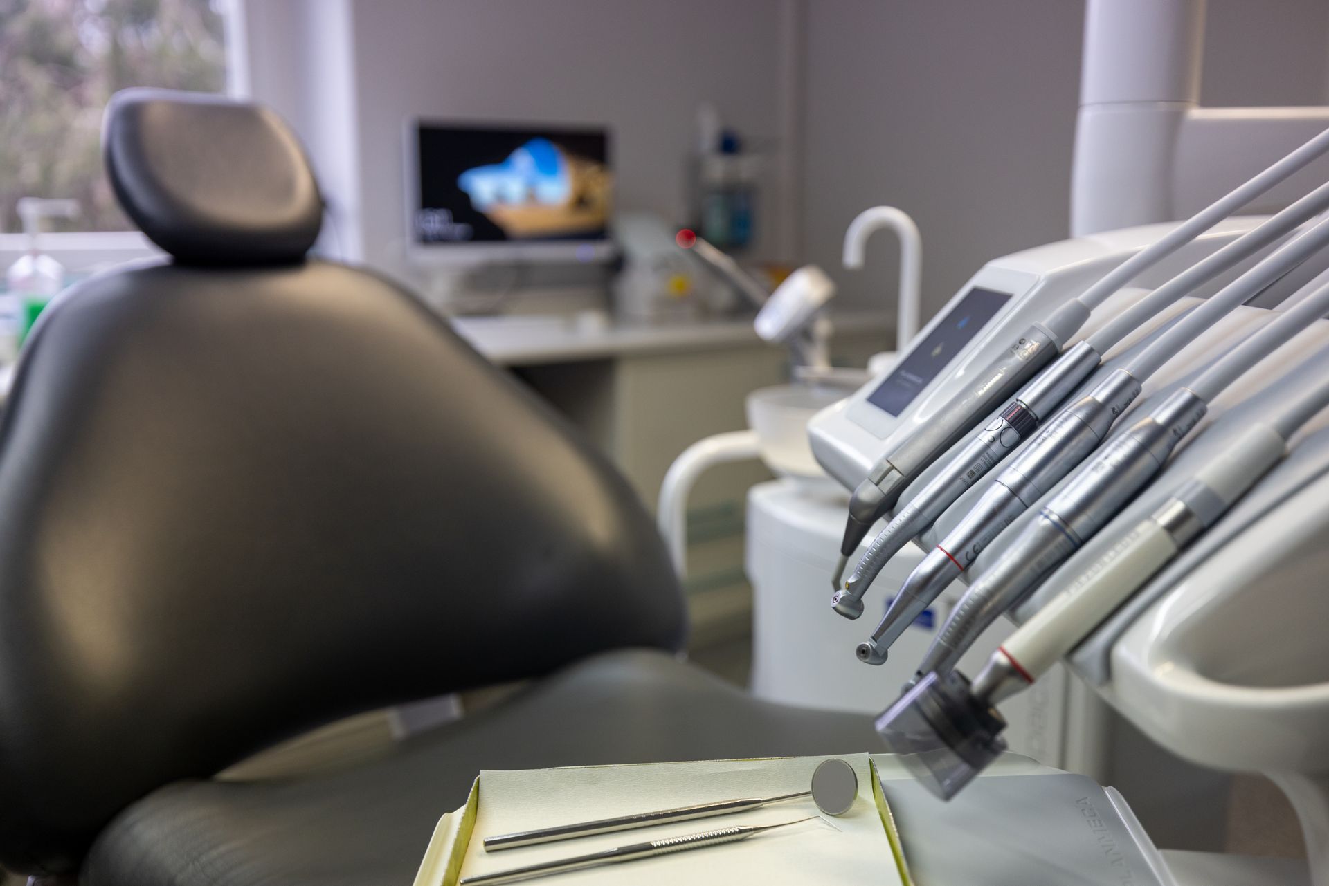 Eine Zahnarztpraxis mit einem Zahnarztstuhl und zahnärztlichen Instrumenten, Zahnarztpraxis Enny Lohse.de