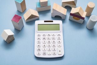 Calculatrice et maisons en bois