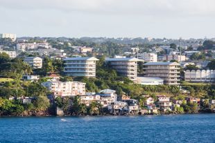 Bâtiments et maisons près de l'eau