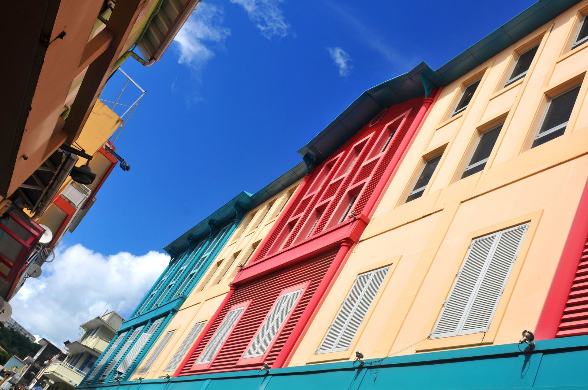 Appartements avec façade jaune, bleue et rouge