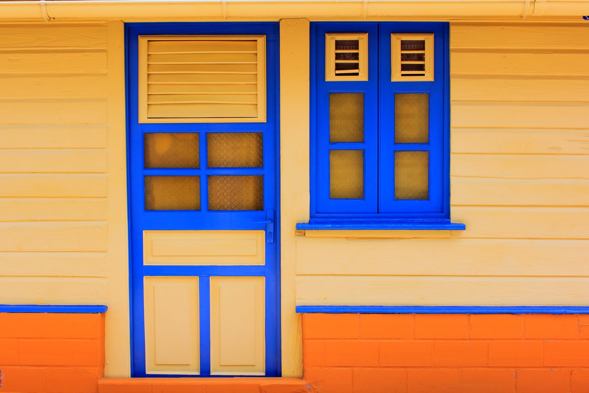 Maison avec une façade colorée