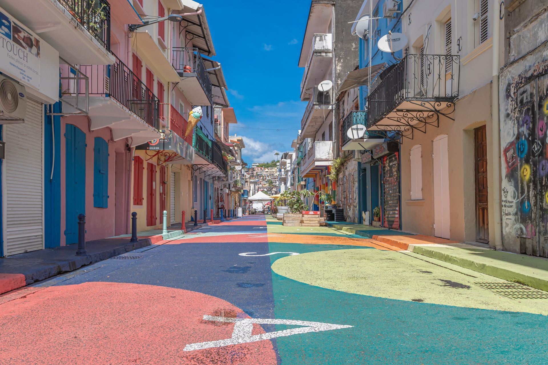 Rue avec un sol coloré