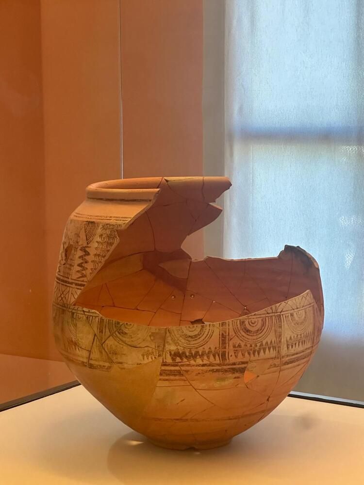 Un jarrón roto está en exhibición en un museo.