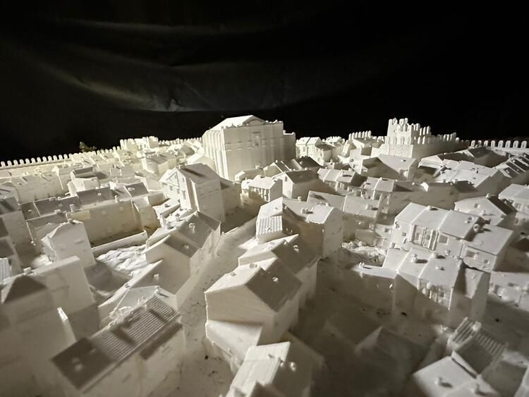 Un modelo de una ciudad con muchos edificios blancos.