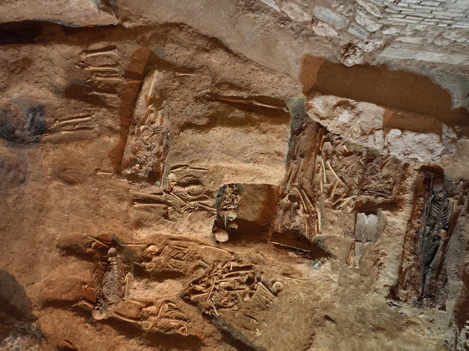 Un grupo de esqueletos yacen en el suelo en una cueva.