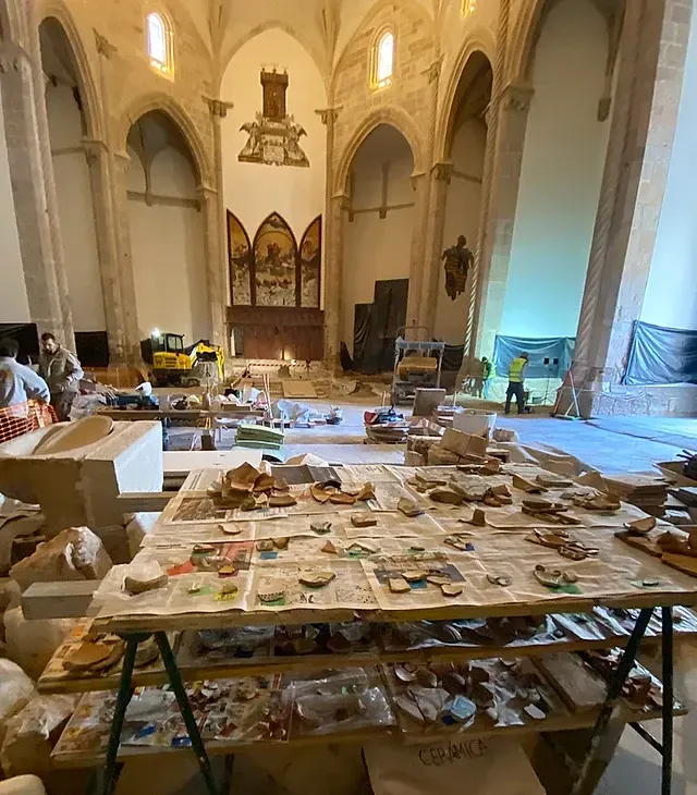 Una iglesia con muchas cajas en el suelo.