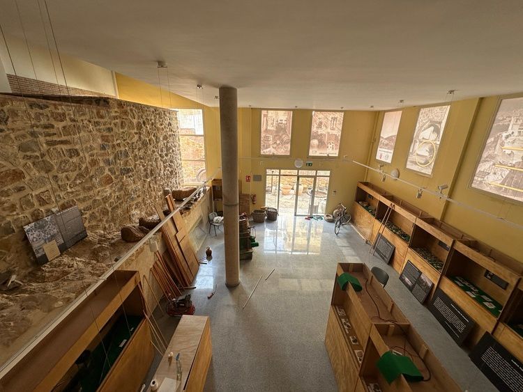 Una vista aérea de una gran habitación con una pared de piedra.