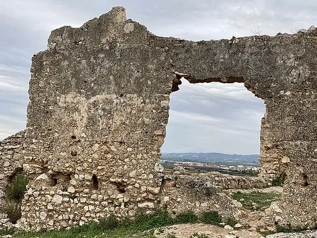 Un muro de piedra con un agujero en el medio.
