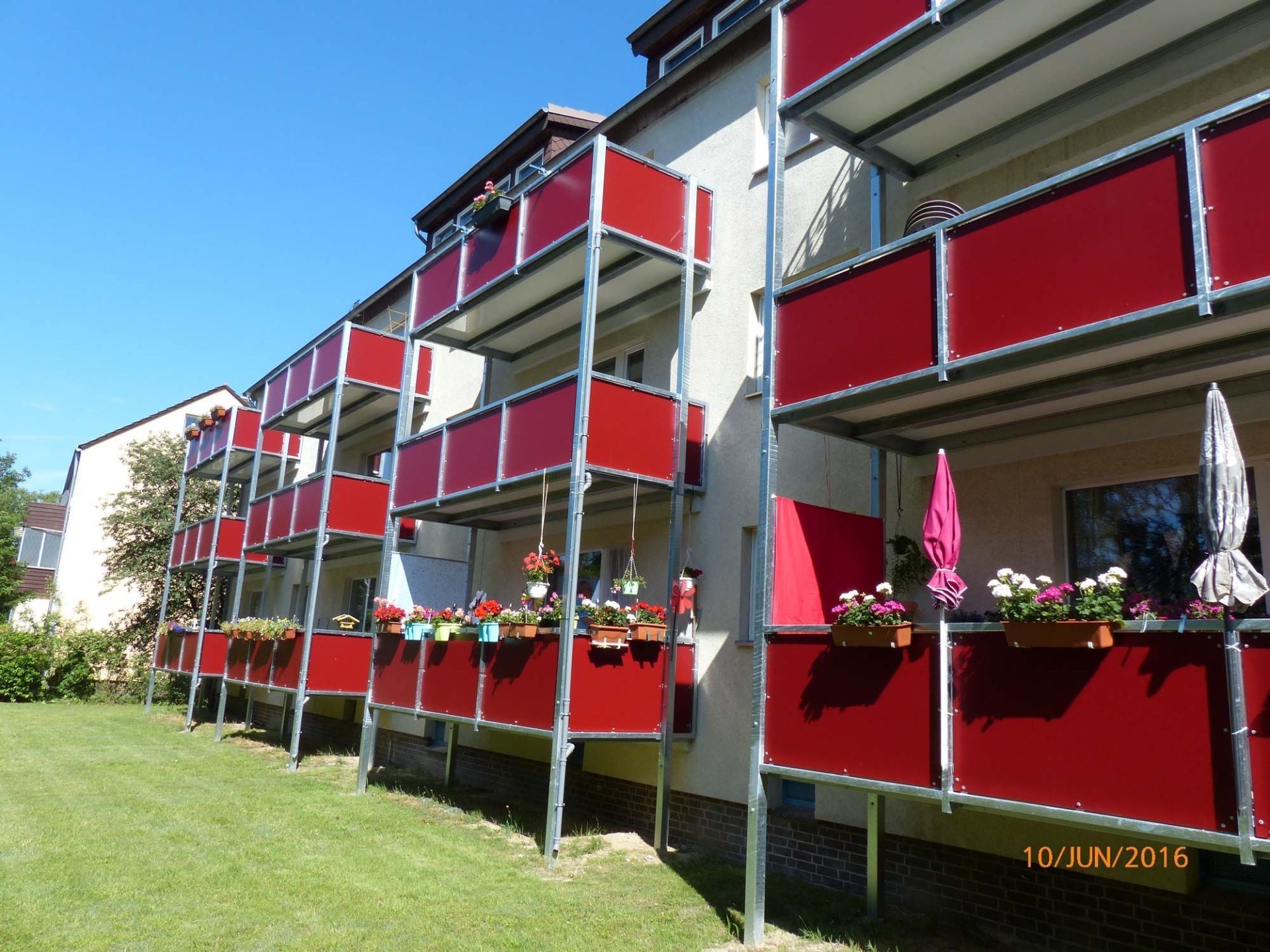 Haus mit Balkonen von Böhlkau Stahl- & Balkonbau