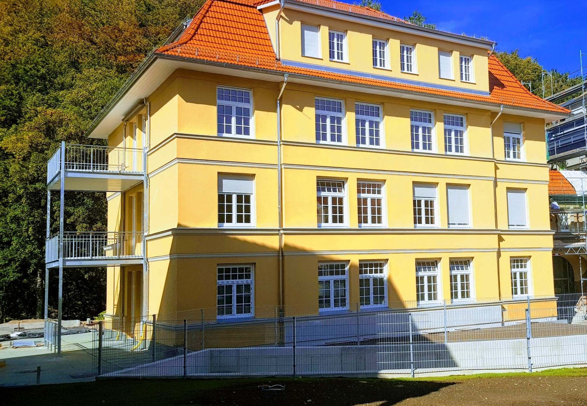 Haus mit Balkon von Böhlkau Stahl- & Balkonbau