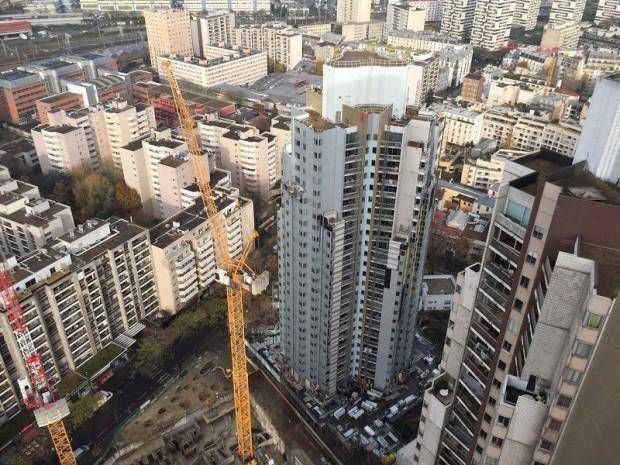 Des immeubles résidentiels de grande hauteur et une grue de chantier dans la silhouette dense d’une ville