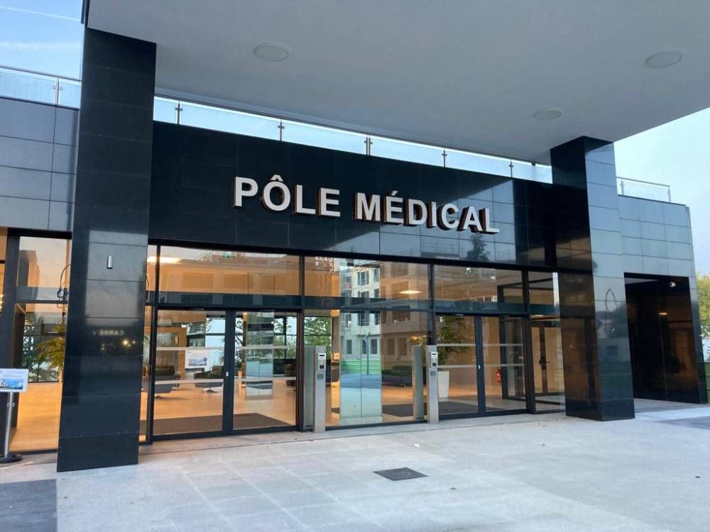 Entrée vitrée moderne d’un centre médical portant l’inscription « PÔLE MÉDICAL »