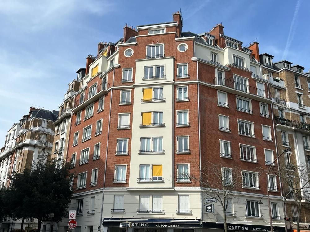 Immeubles d’habitation en briques rouges dans une rue de la ville sous un ciel bleu