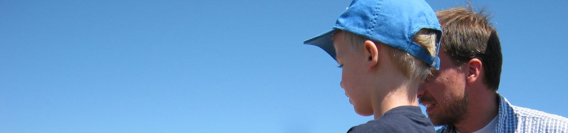 Junge mit blauer Mütze