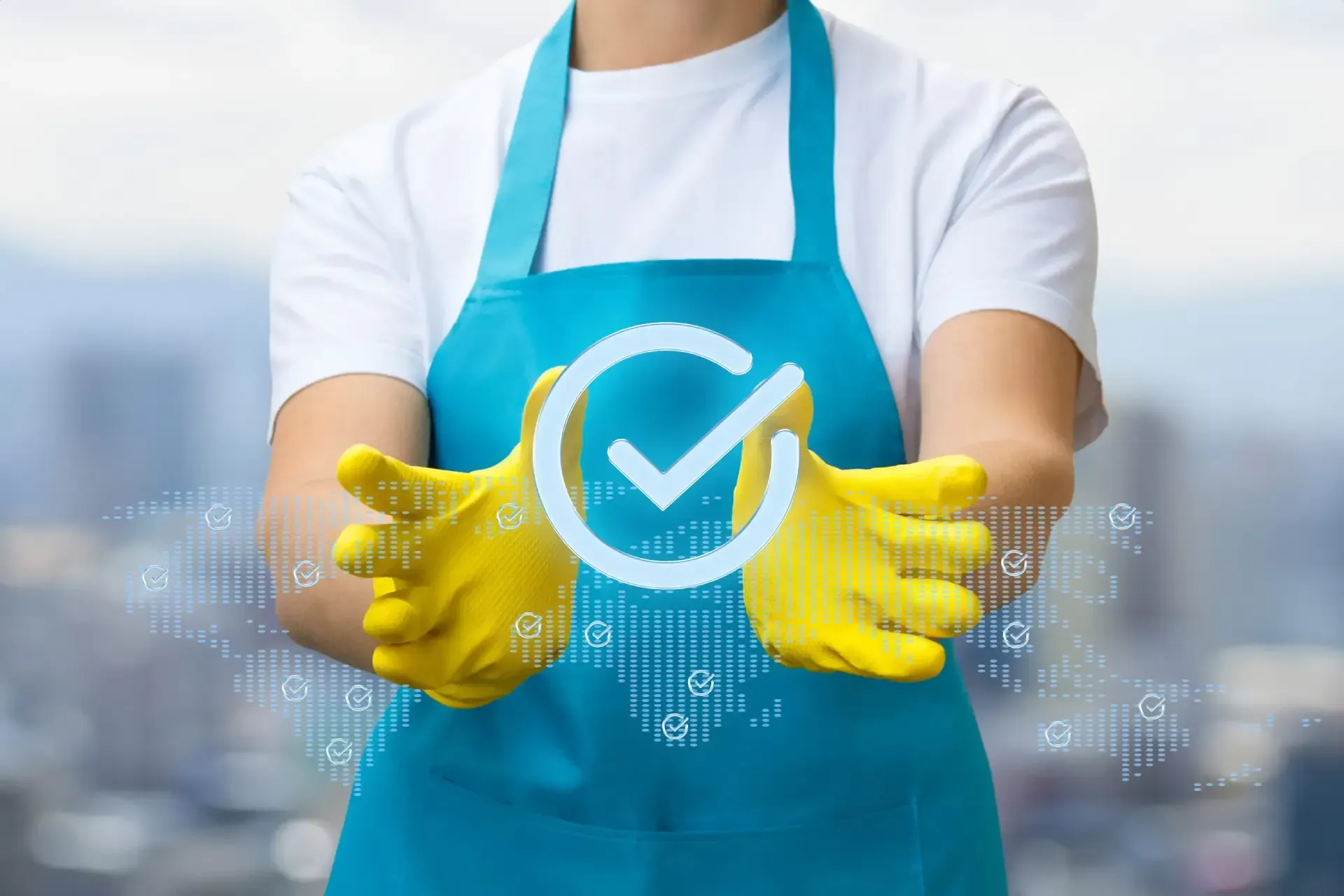 Persona con delantal azul y guantes amarillos sosteniendo un icono de marca de verificación digital sobre un fondo que muestra el horizonte borroso de una ciudad.
