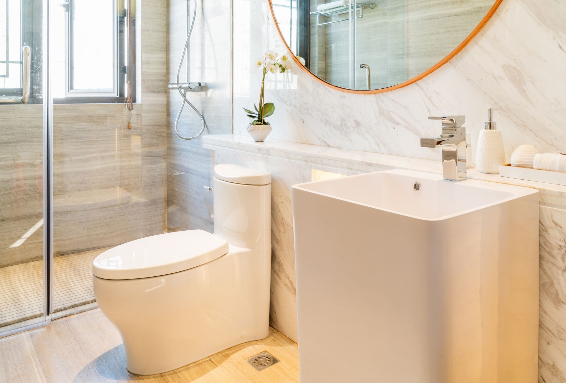 Un baño con inodoro, lavabo y ducha.