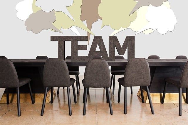 Una sala de conferencias con sillas y un cartel que dice equipo