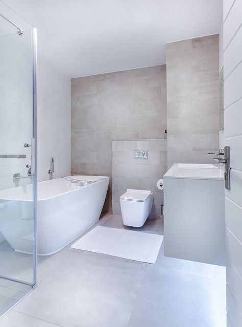 Un baño con bañera, inodoro, lavabo y ducha.
