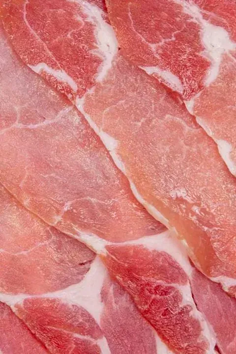 Un primer plano de un trozo de carne con una raya blanca.