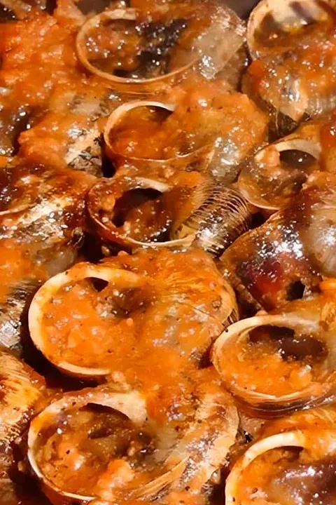 Un primer plano de un plato de comida con salsa encima.
