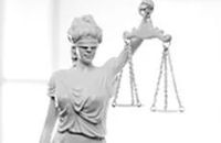 Una estatua de una mujer sosteniendo una balanza de la justicia.