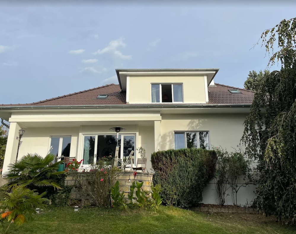 Pose de tuiles sur une charpente en bois.