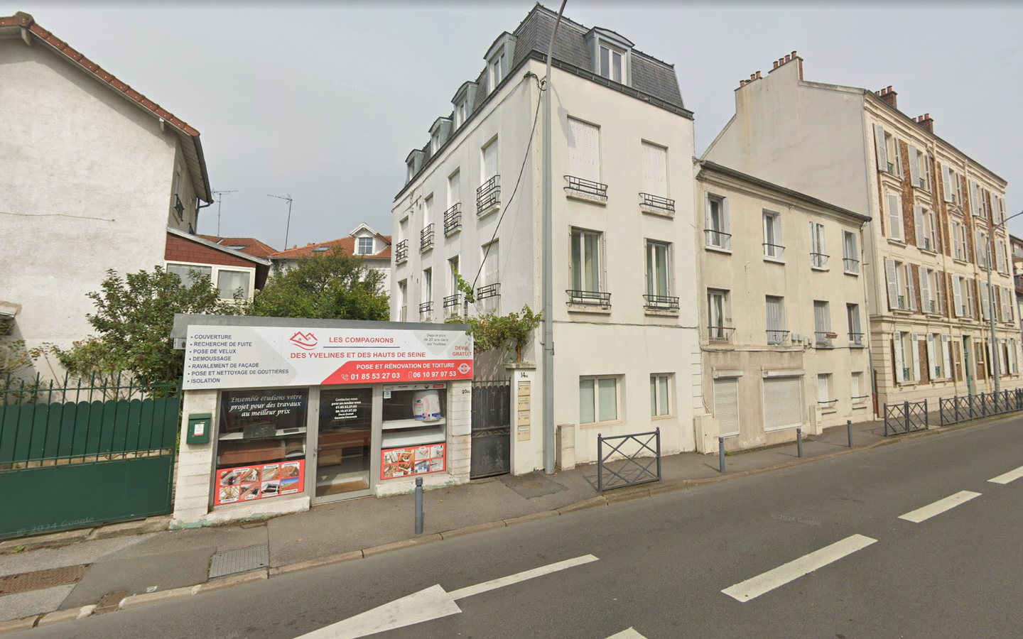 Une personne installe de l'isolant dans un grenier, portant des gants et une combinaison de protection.