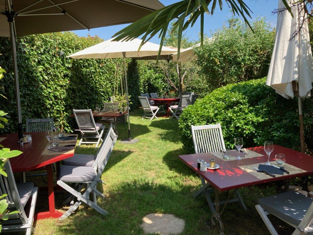 Manger dans le jardin