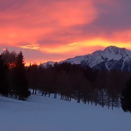Départ pour une excursion en peau de phoque et raquette