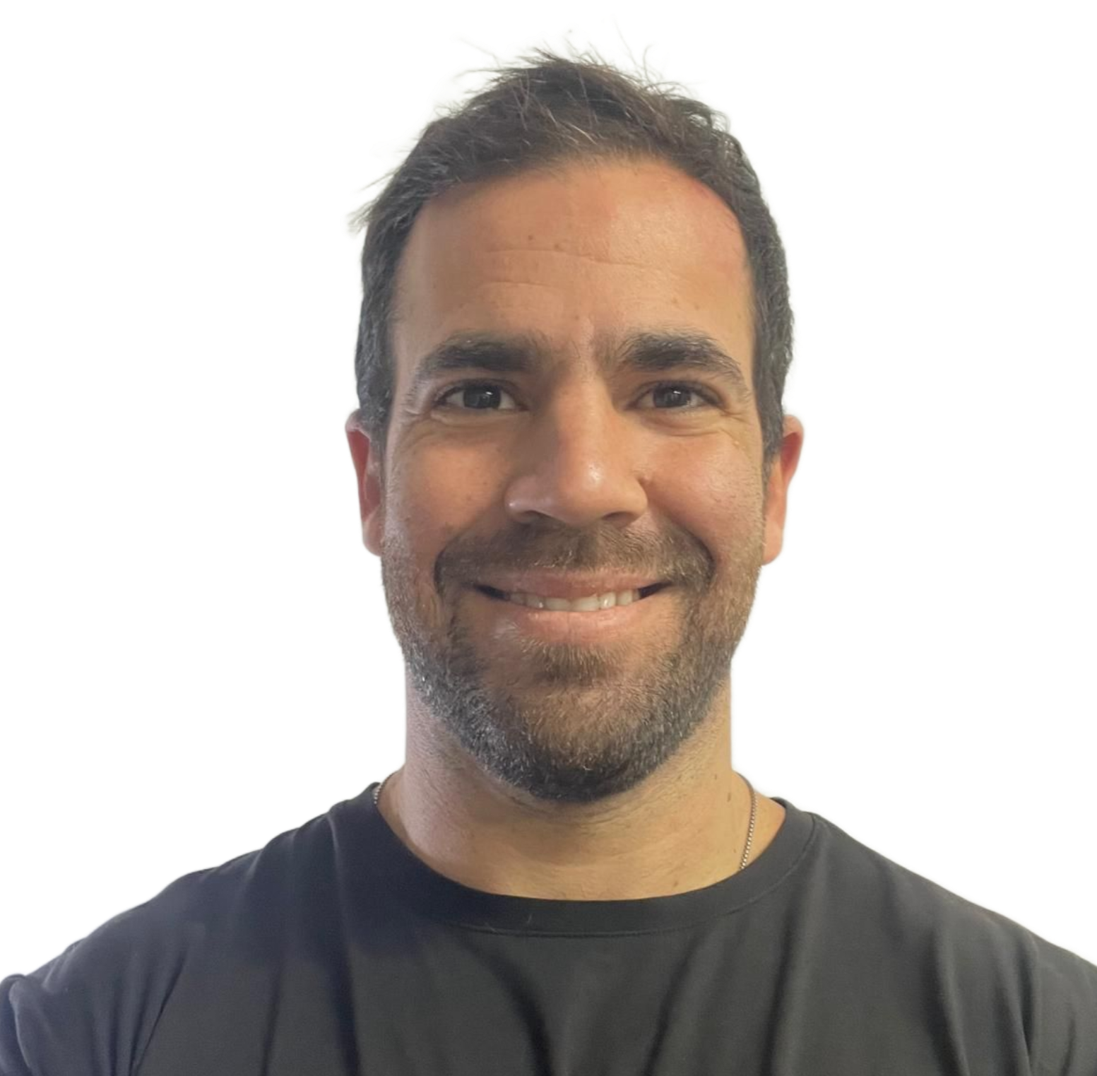 Un hombre de cabello oscuro y barba sonríe, vistiendo una camisa negra, sobre un fondo blanco.