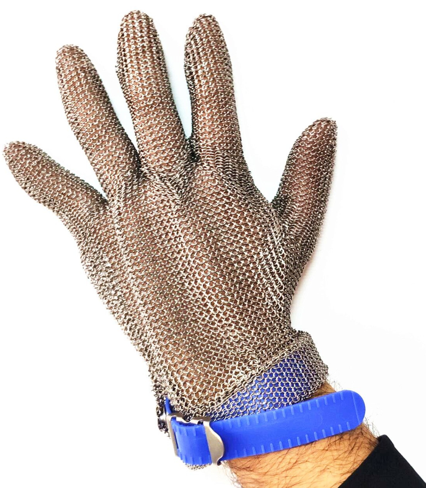 Una mano con un guante de seguridad de malla metálica con una correa azul en la muñeca sobre un fondo blanco.