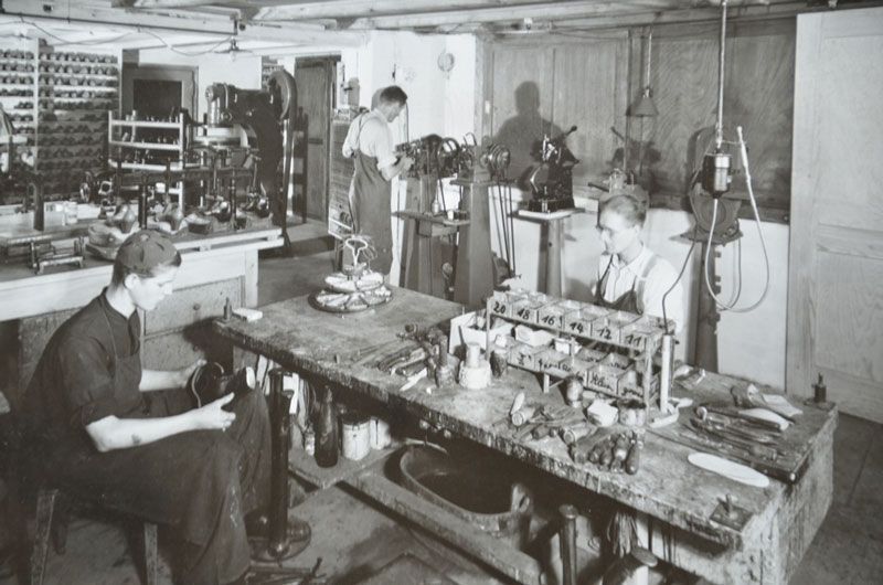 Ein Schwarzweißfoto von Menschen, die in einer Fabrik arbeiten