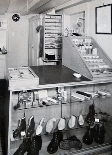 Ein Schwarzweißfoto eines Schuhgeschäfts