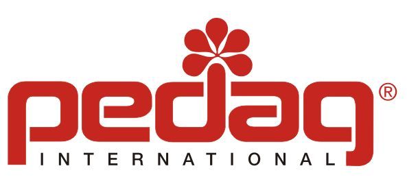 Ein rotes Logo für pedag international mit einer Blume in der Mitte