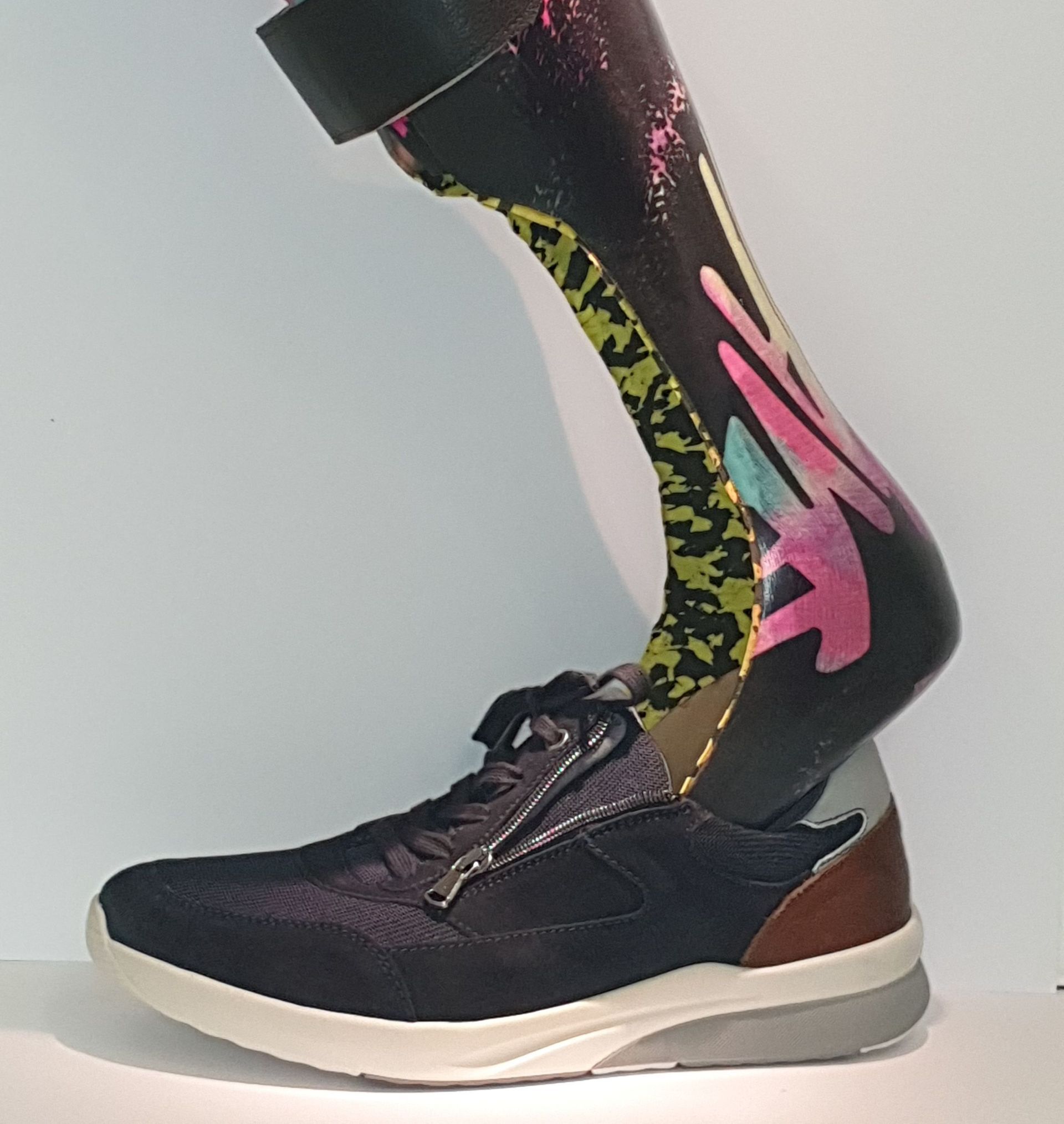 Ein schwarzer Schuh mit einem Reißverschluss an der Seite