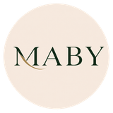 Logotipo de MABY en texto serif de color verde oscuro sobre un fondo circular beige claro