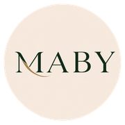 Logotipo de MABY en texto serif de color verde oscuro sobre un fondo circular beige claro