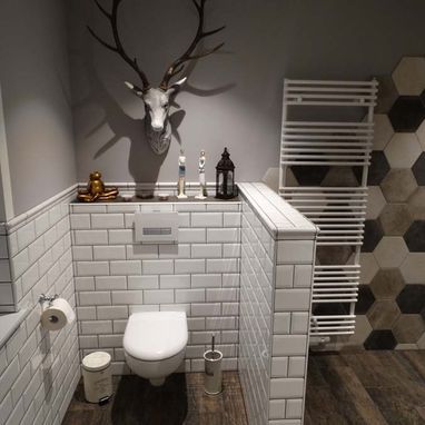 Neue Toilette mit dekorativen Elementen