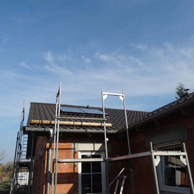 Haus bei der Renovierung von außen