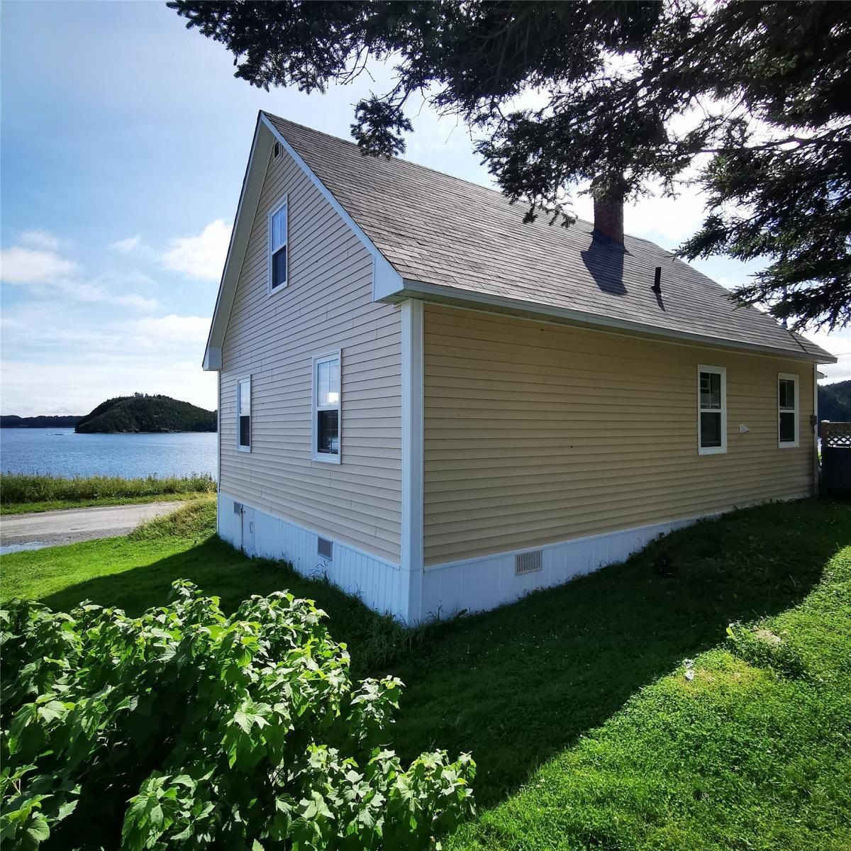 A house with a roof that looks at the ocean