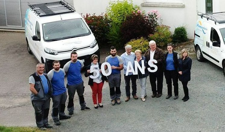 Des gens devant des camions