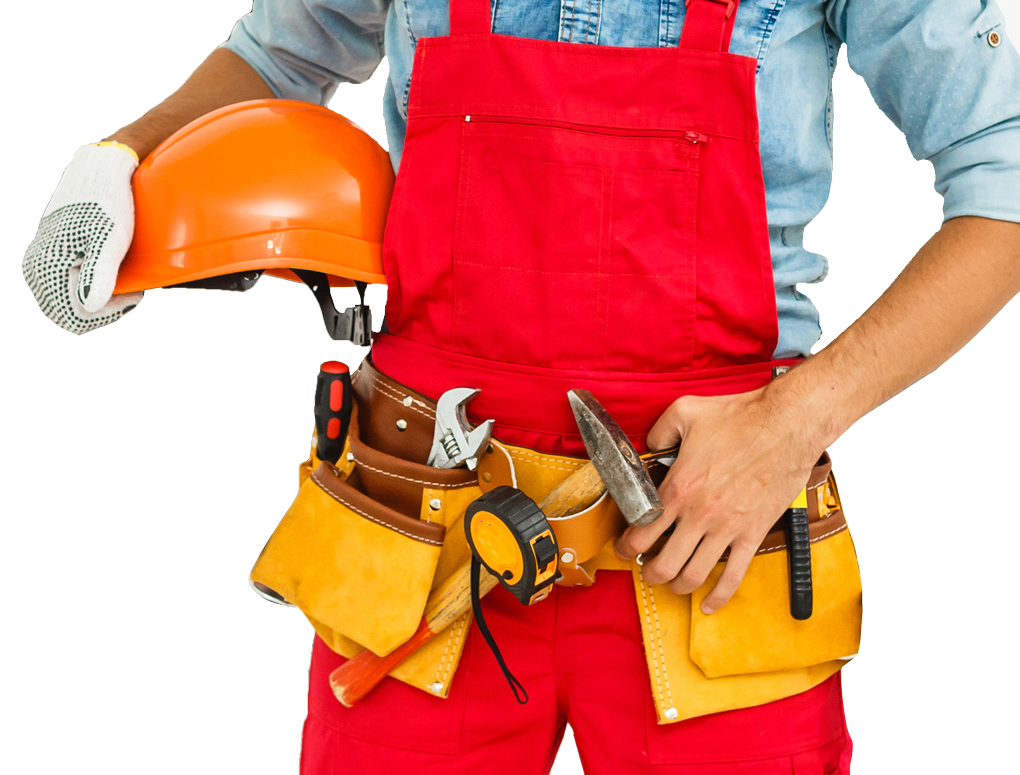 Artisan en salopette tenant des outils et un casque de chantier