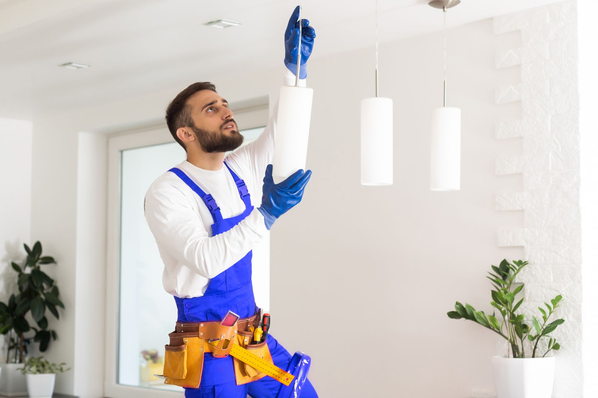 Artisan installe des lampes