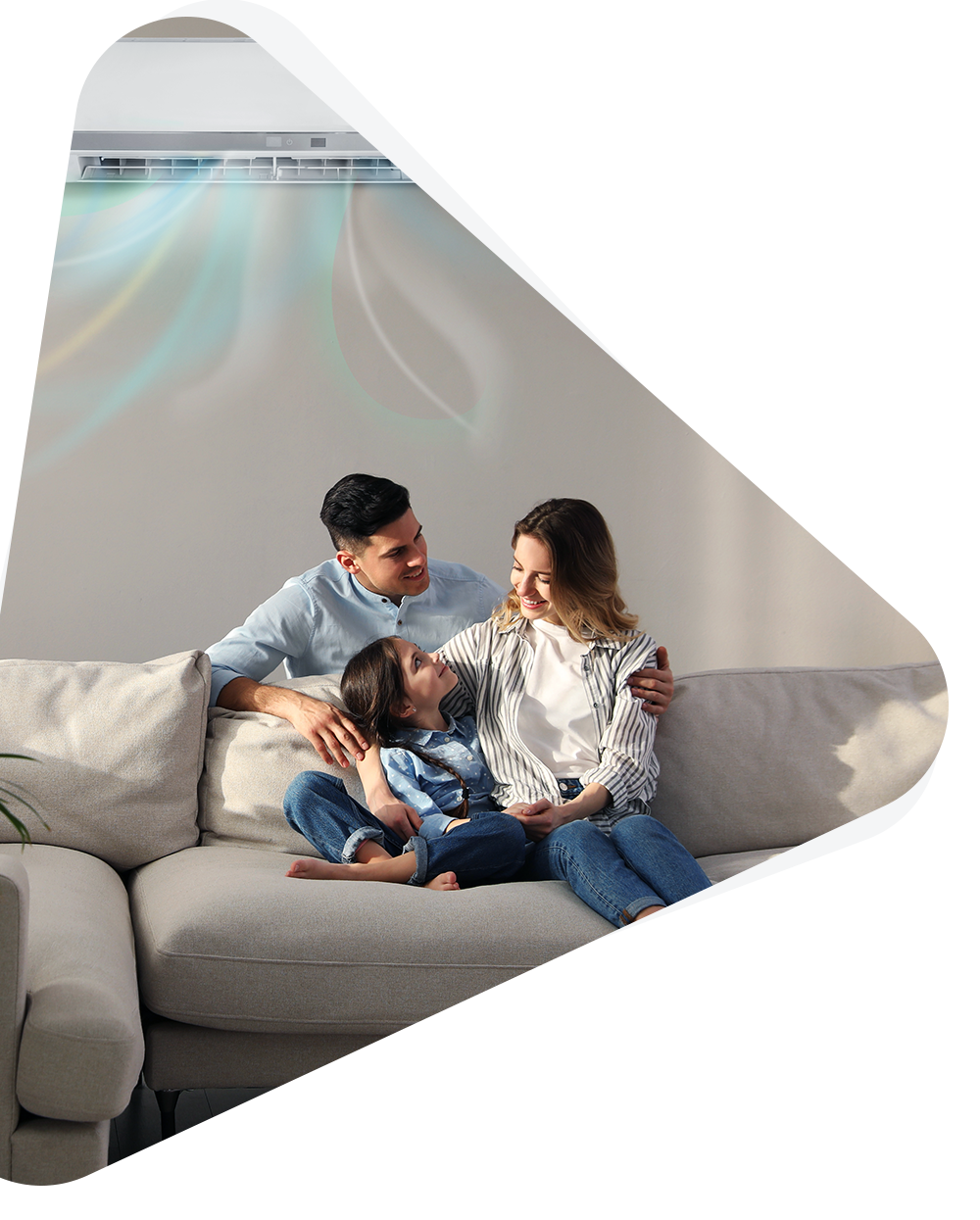 Homme et femme assis avec leur fille sur un canapé