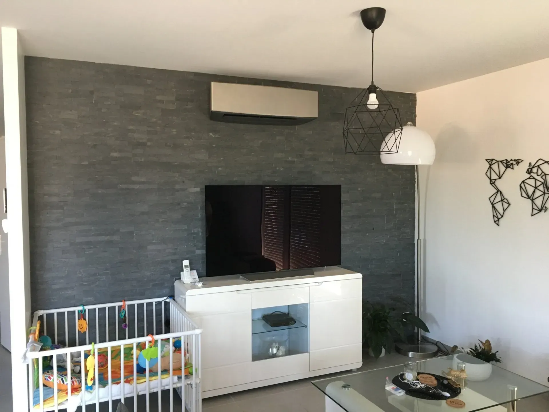 Climatiseur split installé dans un salon