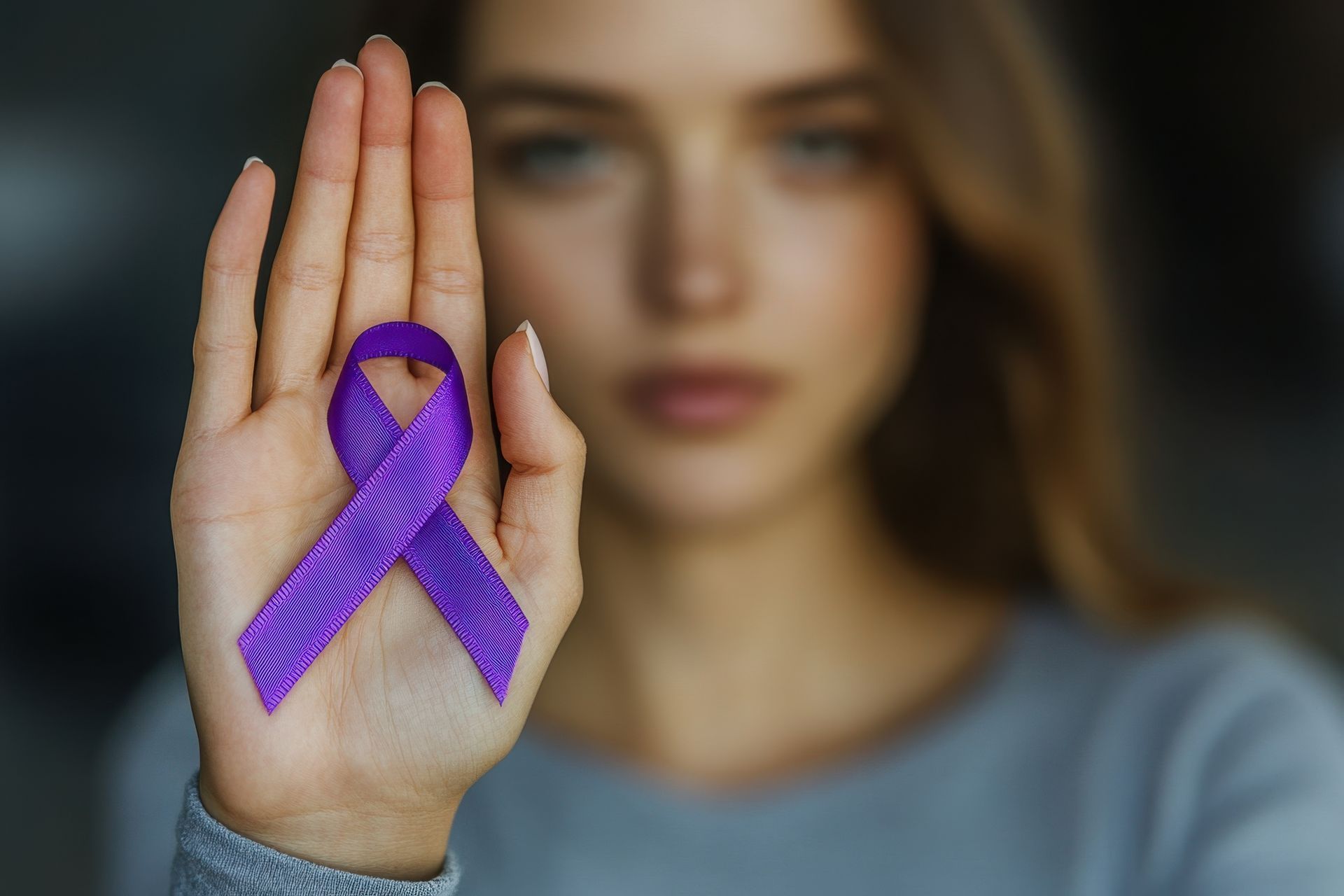Ruban violet dans une main