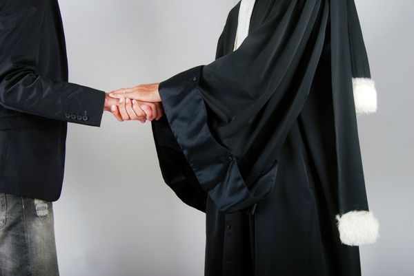 Avocat réconfortant une personne