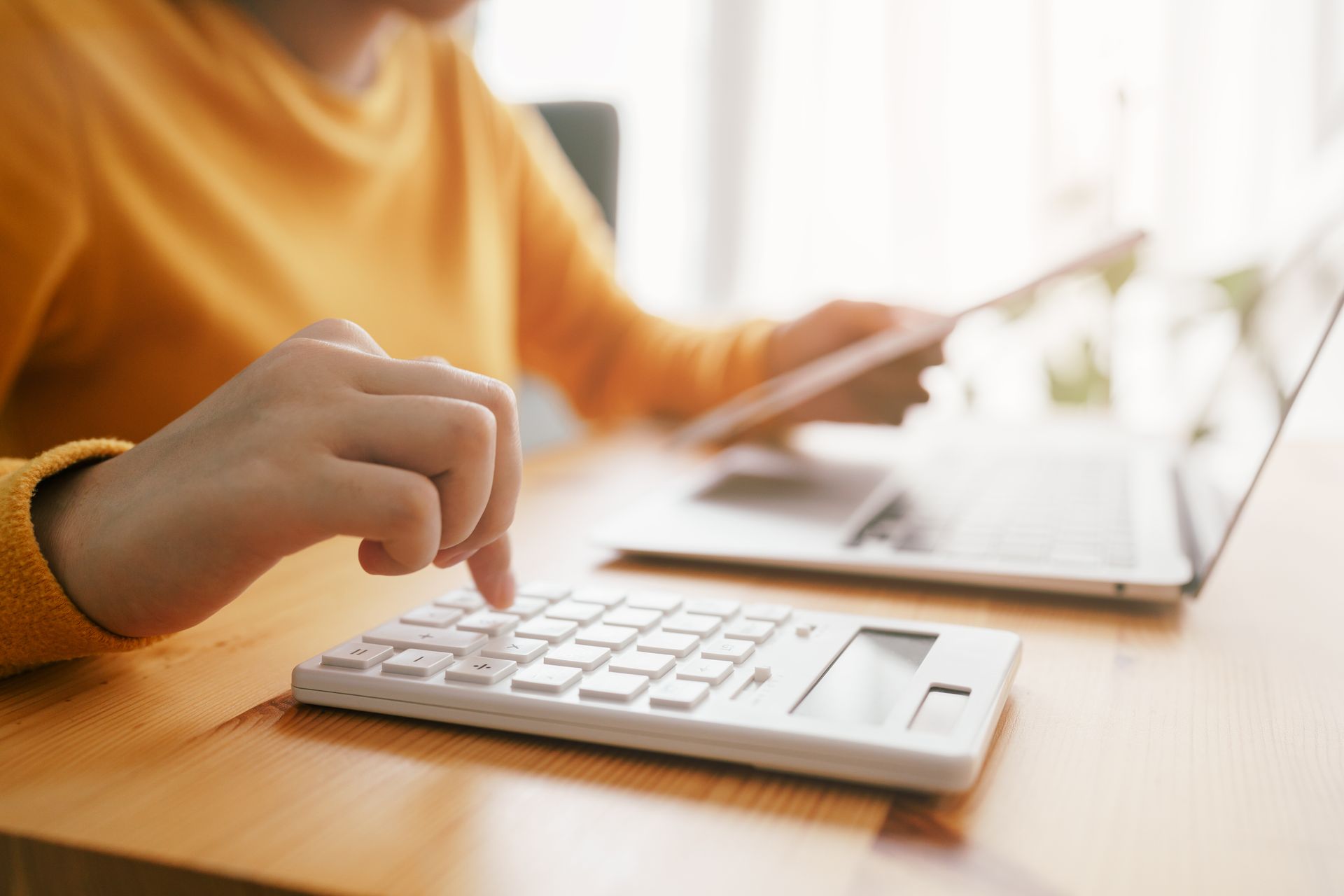 Personne tapant à la calculatrice